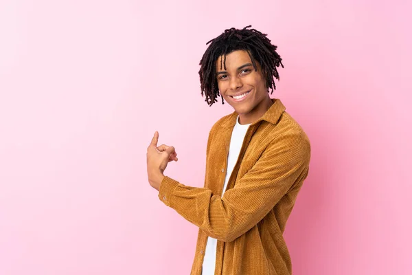 年轻的非洲裔美国人 身穿灯芯绒夹克 背对着孤立的粉色背景 — 图库照片