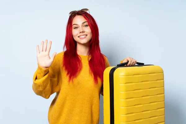 Chica Viajera Sosteniendo Una Maleta Aislada Sobre Fondo Azul Contando — Foto de Stock