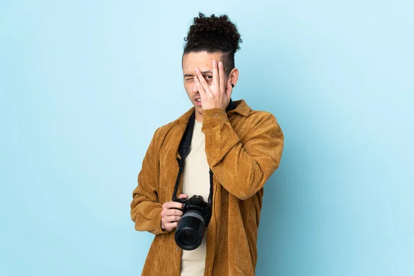 Fotografo Uomo Sfondo Blu Isolato Che Copre Gli Occhi Guardando — Foto Stock