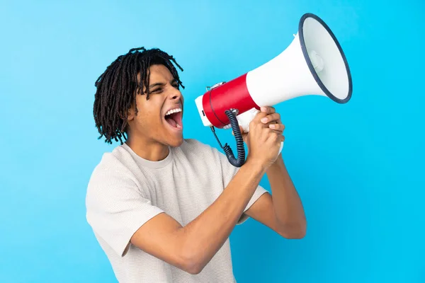 Young African American Man Isolated Blue Background Shouting Megaphone — 스톡 사진