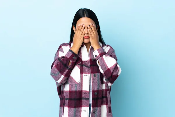 Ung Latinamerikansk Kvinna Isolerad Blå Bakgrund Täcker Ögon Händer — Stockfoto