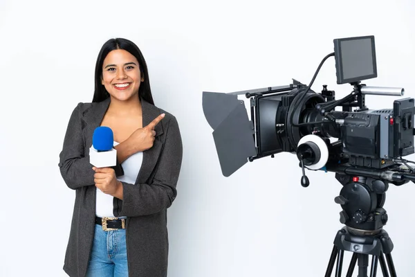 Repórter Colombiana Segurando Microfone Reportando Notícias Sobre Fundo Branco Apontando — Fotografia de Stock