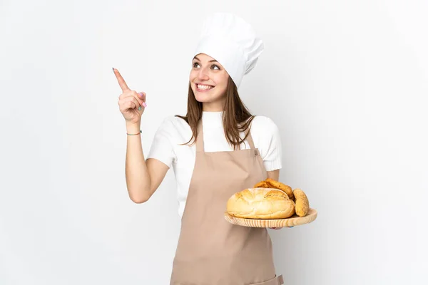 穿着厨师制服的年轻女人被白色背景隔离 用食指指尖着是个好主意 — 图库照片