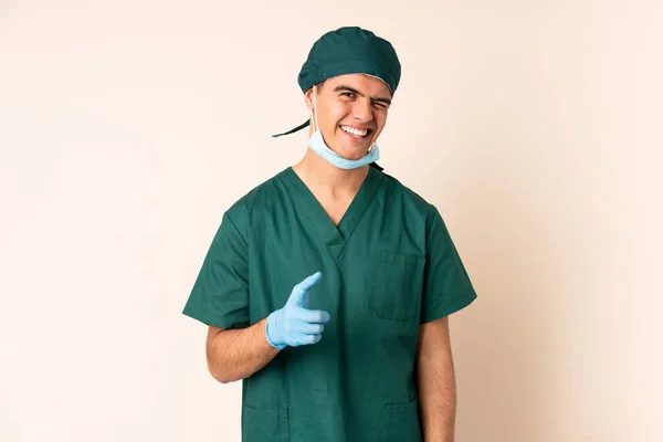 Cirujano Con Uniforme Azul Sobre Fondo Aislado Señala Con Dedo — Foto de Stock