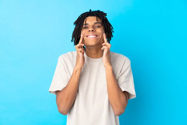 Jovem Afro Americano Sobre Fundo Azul Isolado Sorrindo Com Uma — Fotografia de Stock