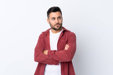 Sakallı, kadife ceket giyen, izole edilmiş beyaz arka plan portresi olan yakışıklı bir genç.