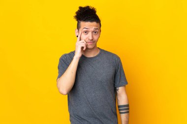 İzole edilmiş arka planda beyaz bir adam bir fikir düşünüyor.