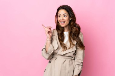 İzole edilmiş arka plandaki kadın parmağını kaldırarak çözümü anlamaya çalışıyor.