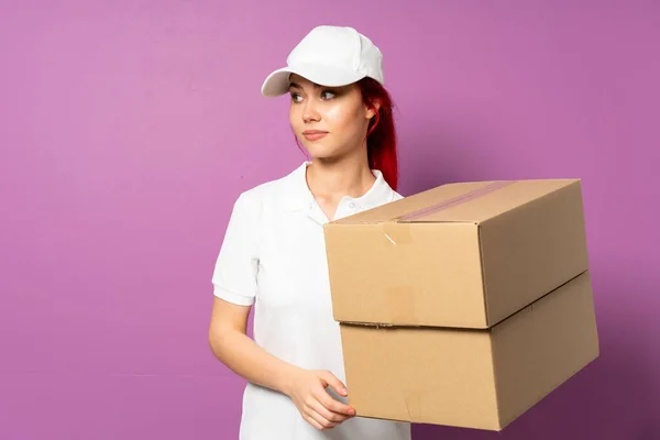 Teenager Liefermädchen Isoliert Auf Lila Hintergrund Machen Zweifel Geste Suchen — Stockfoto