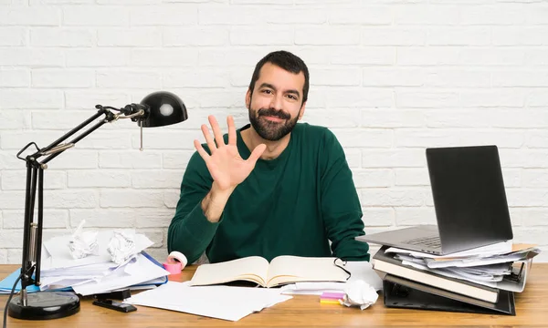 Studente Uomo Contando Cinque Con Dita — Foto Stock