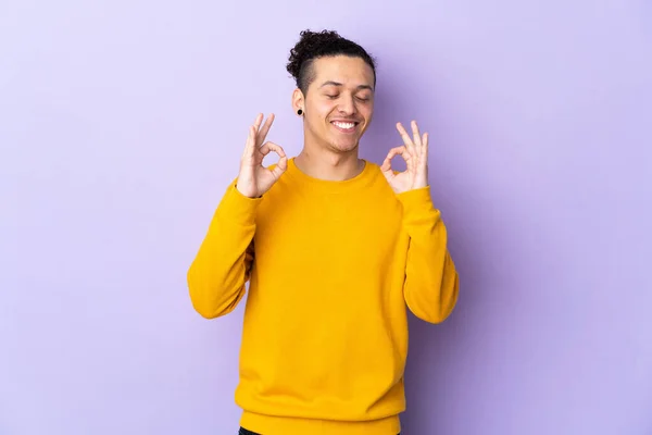 Caucásico Hombre Sobre Aislado Fondo Zen Pose — Foto de Stock