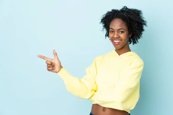 Jovem Afro Americana Isolada Fundo Azul Apontando Dedo Para Lado — Fotografia de Stock