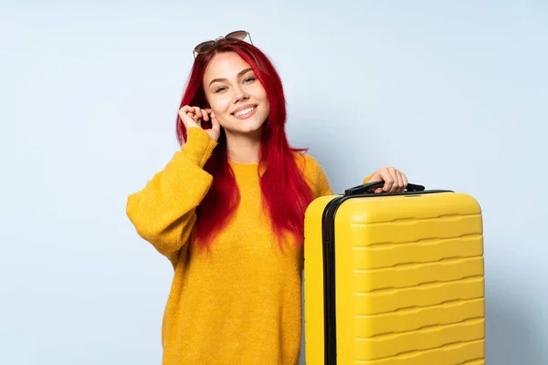 Chica Viajera Sosteniendo Una Maleta Aislada Sobre Fondo Azul Riendo — Foto de Stock