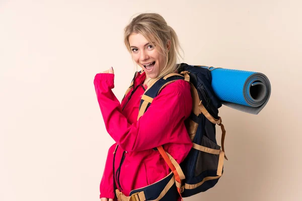 Ορειβάτης Γυναίκα Ένα Μεγάλο Σακίδιο Απομονωμένο Φόντο Γιορτάζει Μια Νίκη — Φωτογραφία Αρχείου