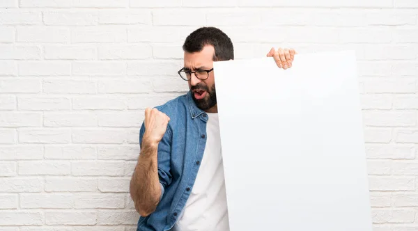 Bonito Homem Com Barba Sobre Parede Tijolo Branco Segurando Cartaz — Fotografia de Stock