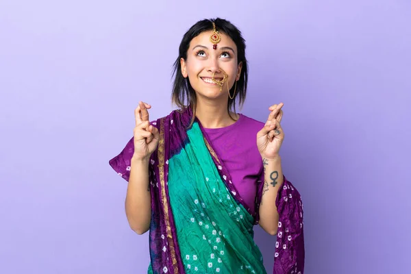 Mujer India Aislada Sobre Fondo Púrpura Con Dedos Cruzando Deseando —  Fotos de Stock