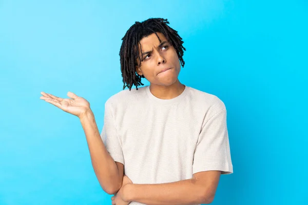 Jonge Afro Amerikaanse Man Geïsoleerde Blauwe Achtergrond Ongelukkig Voor Niet — Stockfoto