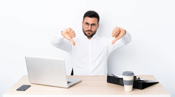 Young Businessman Workplace Showing Thumb — Stock Photo, Image