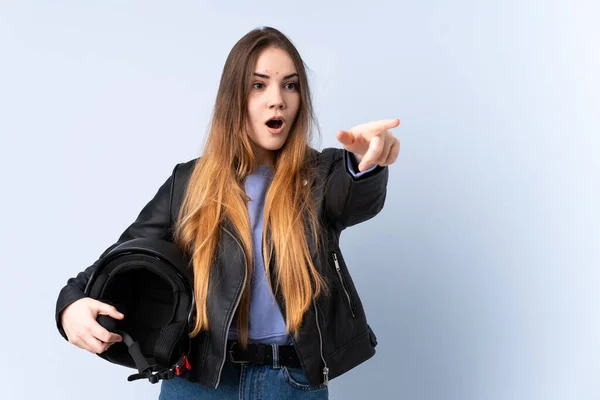 Mulher Com Capacete Motocicleta Apontando Para Longe — Fotografia de Stock