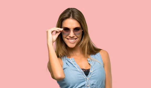 Mulher Loira Com Vestido Jean Com Óculos Feliz Sobre Fundo — Fotografia de Stock