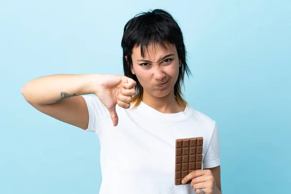 Mladá Uruguayská Žena Izolovaném Modrém Pozadí Čokoládovou Tabletu Dělat Špatný — Stock fotografie