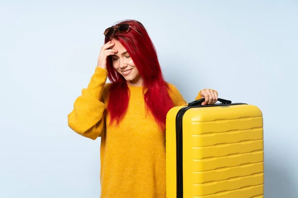 Viajante Menina Segurando Uma Mala Isolada Fundo Azul Rindo — Fotografia de Stock