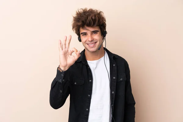 Hombre Telemarketer Trabajando Con Auricular Sobre Fondo Aislado Que Muestra —  Fotos de Stock