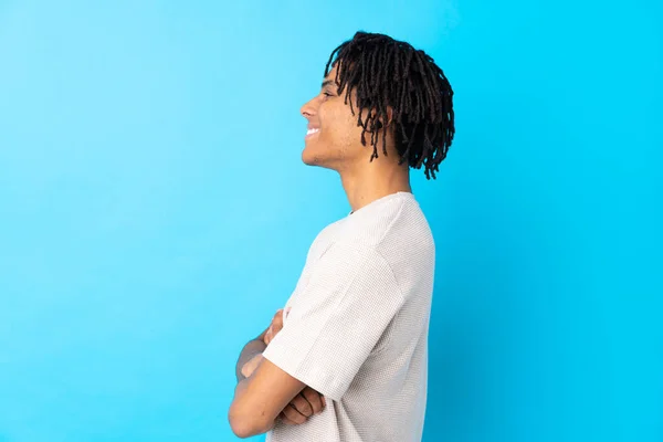 Genç Afro Amerikalı Adam Mavi Arka Planda Yan Pozisyonda — Stok fotoğraf