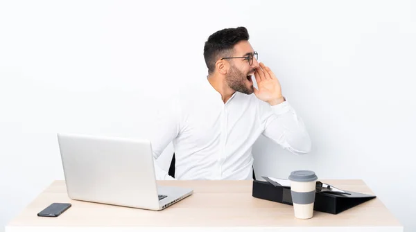 Joven Hombre Negocios Lugar Trabajo Gritando Con Boca Abierta Los —  Fotos de Stock