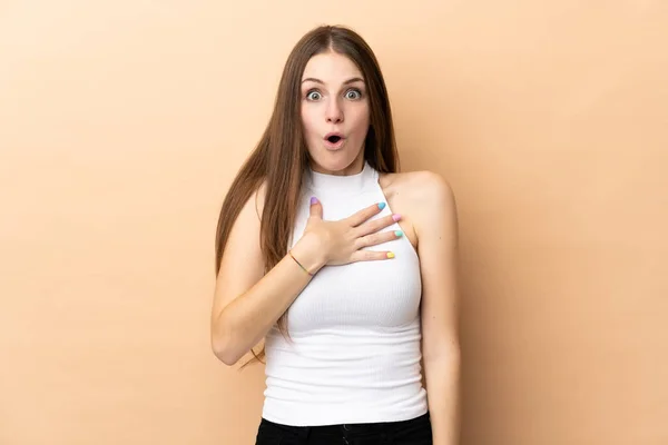 Young Caucasian Woman Isolated Beige Background Surprised Shocked While Looking — Stock Photo, Image
