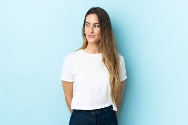 Kafkasyalı genç bir kadın izole edilmiş geçmişinden şüphe duyuyor.