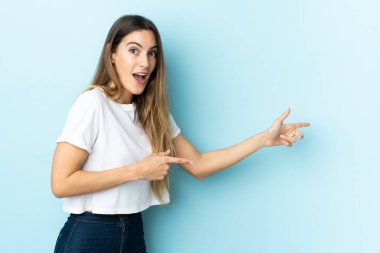 Tecrit edilmiş geçmişi olan beyaz bir kadın şaşırmış ve işaret ediyor.