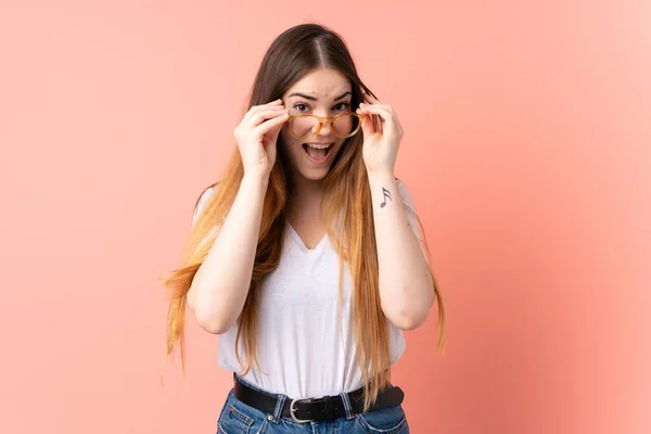 Mulher Branca Jovem Isolado Fundo Rosa Com Óculos Sorrindo — Fotografia de Stock