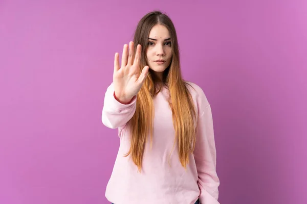 Ung Kaukasiska Kvinna Isolerad Lila Bakgrund Gör Stopp Gest — Stockfoto