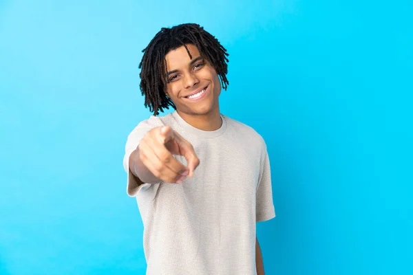 Mladý Afroameričan Přes Izolované Modré Pozadí Ukazuje Prstem Vás Sebevědomým — Stock fotografie