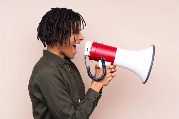 Young African American Man Isolated Background Shouting Megaphone — 스톡 사진