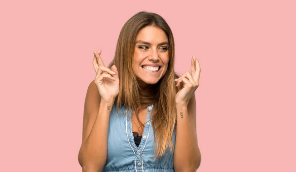 Mulher Loira Com Vestido Jean Com Dedos Cruzando Desejando Melhor — Fotografia de Stock