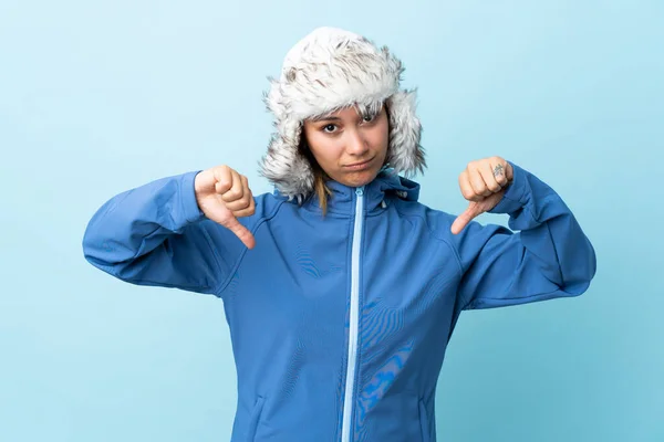 Mladá Uruguayská Dívka Zimní Klobouk Izolované Modrém Pozadí Hrdý Self — Stock fotografie