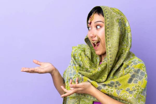 Indische Frau Isoliert Auf Violettem Hintergrund Mit Überraschendem Gesichtsausdruck Während — Stockfoto