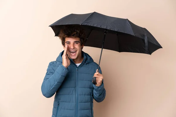 Homme Tenant Parapluie Sur Fond Isolé Criant Avec Bouche Grande — Photo