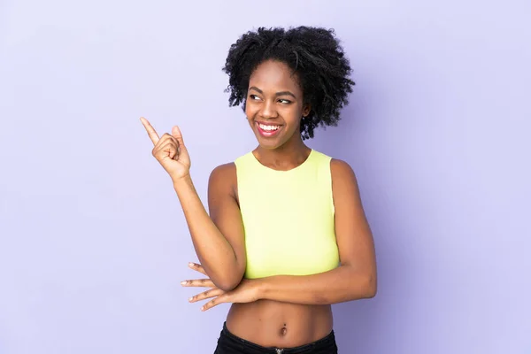 Young African American Woman Isolated Purple Background Intending Realizes Solution — Stock Photo, Image