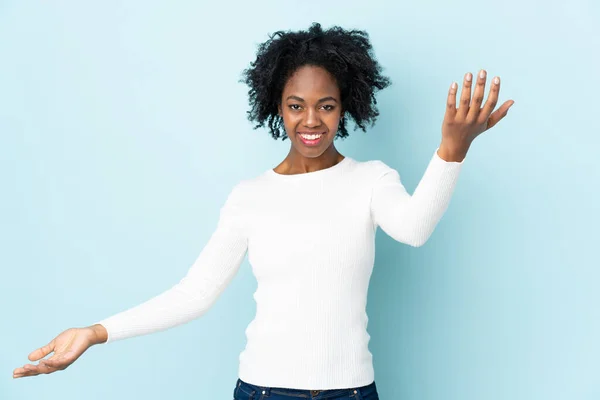 Молода Афроамериканська Жінка Ізольована Синьому Фоні Представляє Запрошує Прийти Рукою — стокове фото