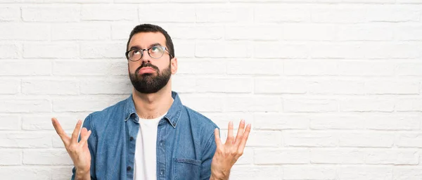 Bonito Homem Com Barba Sobre Parede Tijolo Branco Frustrado Por — Fotografia de Stock