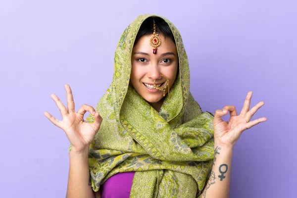 Indiase Vrouw Geïsoleerd Paarse Achtergrond Tonen Teken Met Twee Handen — Stockfoto