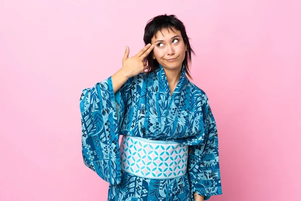 Mujer Joven Usando Kimono Sobre Fondo Azul Aislado Con Problemas —  Fotos de Stock