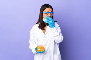 Koronavirüs hastalığını tedavi eden bir aşıyı araştıran bilim kadını elleriyle ağzını kapatıyor.