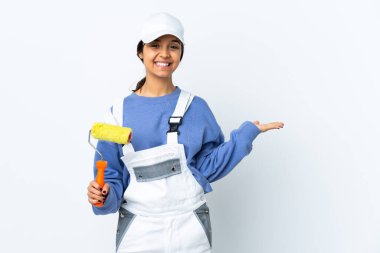 İzole edilmiş beyaz arkaplan üzerinde ressam kadın bir reklam eklemek için avucunun içinde hayali bir metin tutuyor.