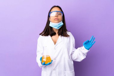 Koronavirüs hastalığını Zen pozuyla tedavi eden bir aşıyı araştıran bilim kadını.