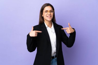 Mor arka planda soyutlanmış gururlu ve kendini beğenmiş bir iş kadını.