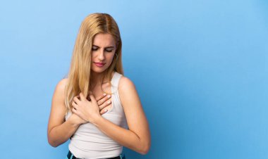 Genç Uruguaylı sarışın kadın izole bir hayat sürüyor. Kalbinde ağrı var.